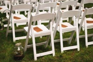 השכרת כיסאות לאירועים כדי לחסוך כסף