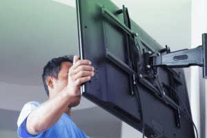 תליית זרוע טלוויזיה בבטחה ללא חשש