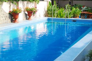 בריכה מושלמת - למה בריכה מלבנית היא הבחירה המושלמת לחצר הפרטית שלך?